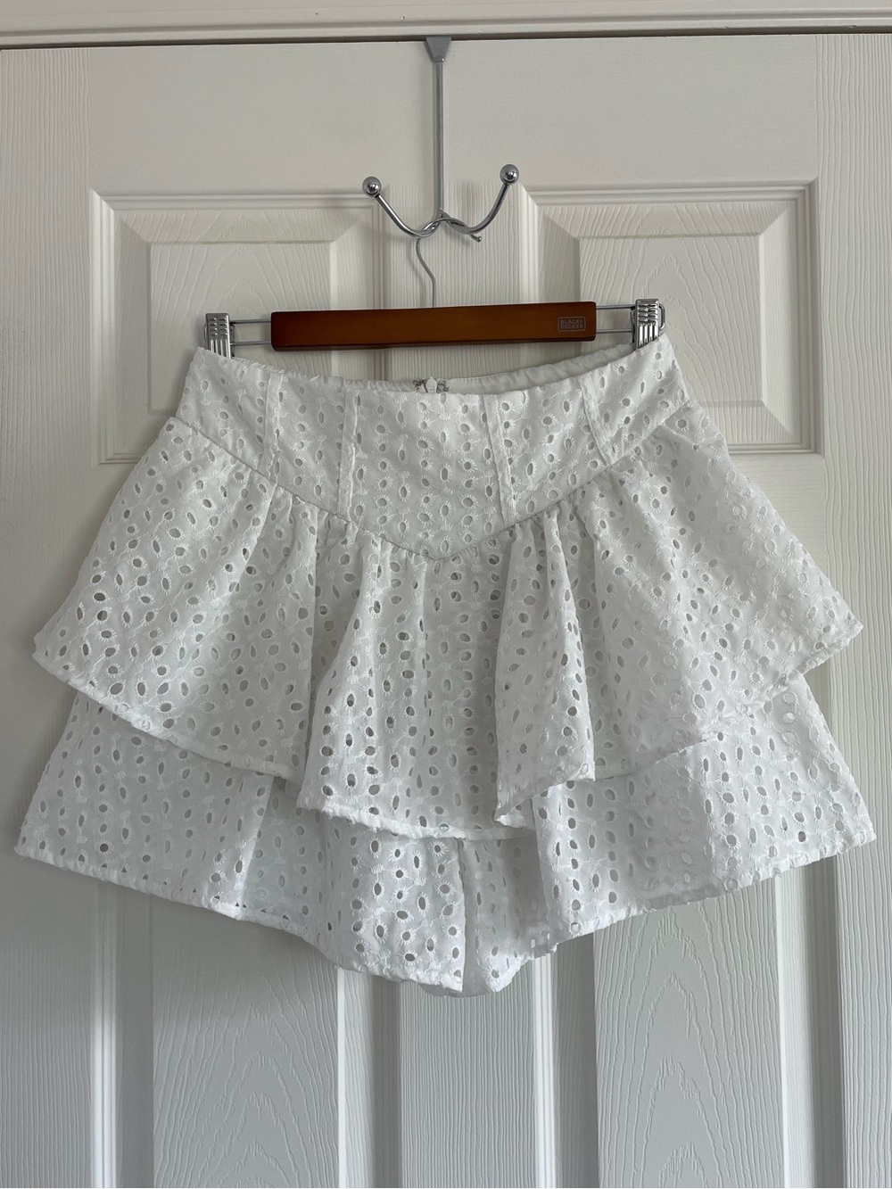 White Eyelet Tiered Ruffle Mini Skirt Size M Beach Resortwear Coastal